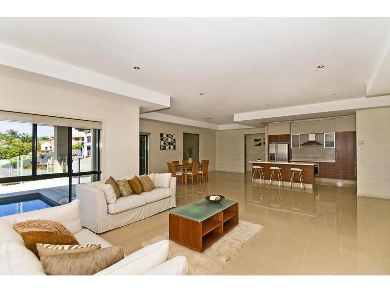 32 Compass Court, Mermaid Waters QLD 4218