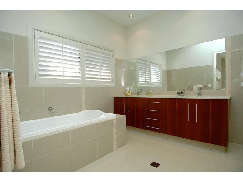 32 Compass Court, Mermaid Waters QLD 4218