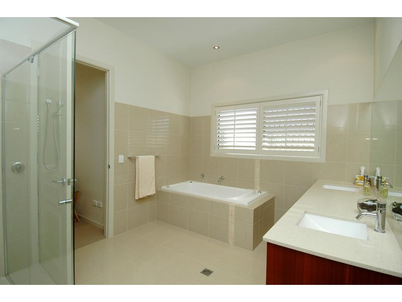 32 Compass Court, Mermaid Waters QLD 4218