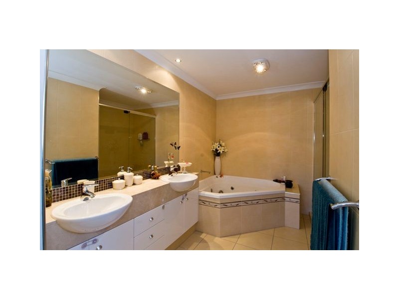 19 Port Peyra Crescent, Varsity Lakes QLD 4227