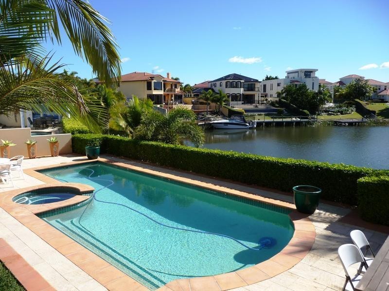 35 Istana View, Clear Island Waters QLD 4226