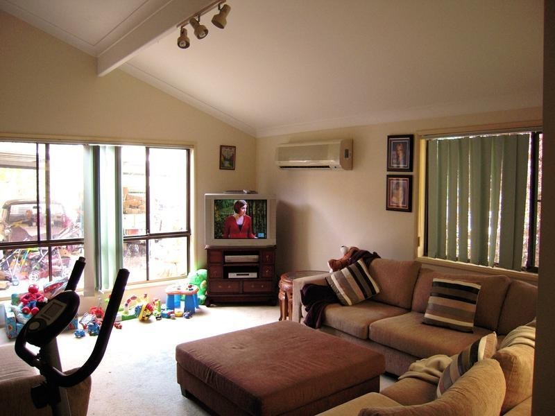 8 Whipbird Court, Burleigh Waters QLD 4220