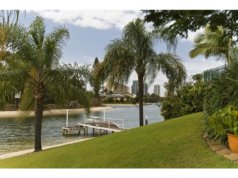 4 Rawle Court, Broadbeach Waters QLD 4218