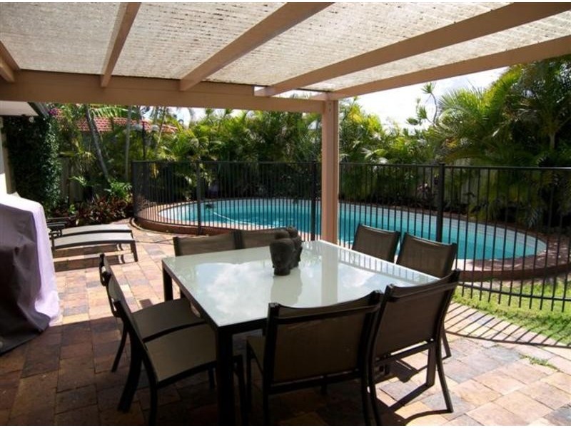 5 Falcon Court, Burleigh Waters QLD 4220