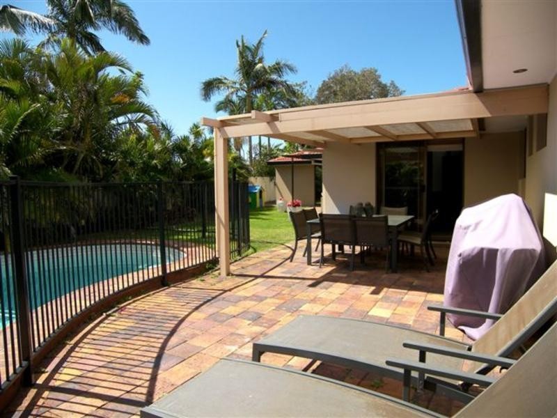 5 Falcon Court, Burleigh Waters QLD 4220