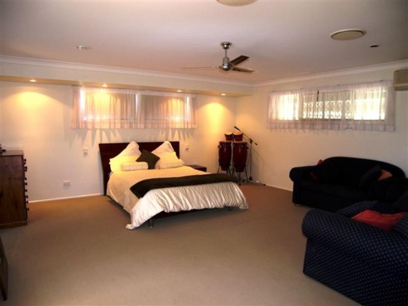 5 Falcon Court, Burleigh Waters QLD 4220