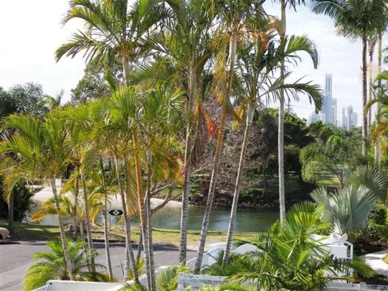 1/9 Eady Avenue, Broadbeach Waters QLD 4218