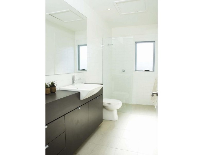 8 Watts Drive, Varsity Lakes QLD 4227