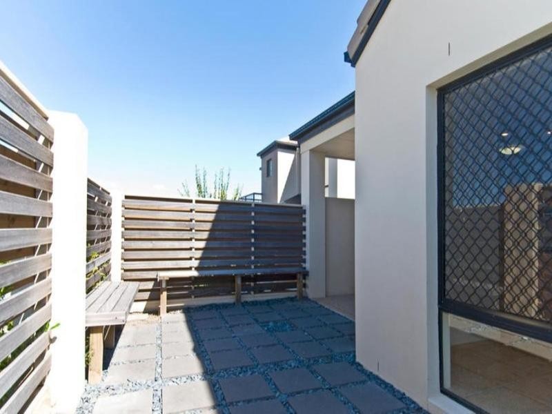1/8 Carina Peak Drive, Varsity Lakes QLD 4227
