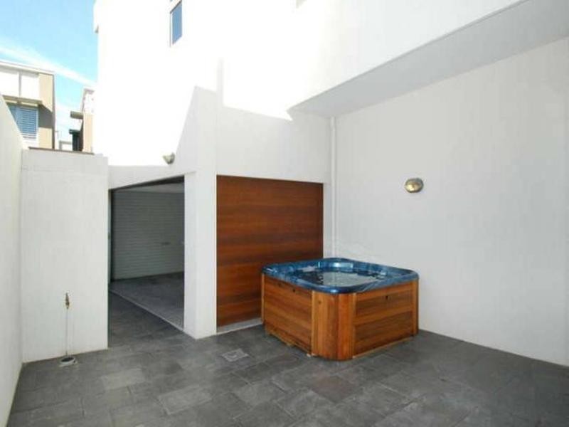 8 Lader Terrace, Varsity Lakes QLD 4227