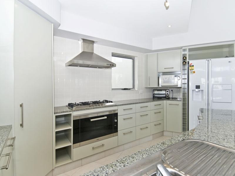 13 Watts Drive, Varsity Lakes QLD 4227