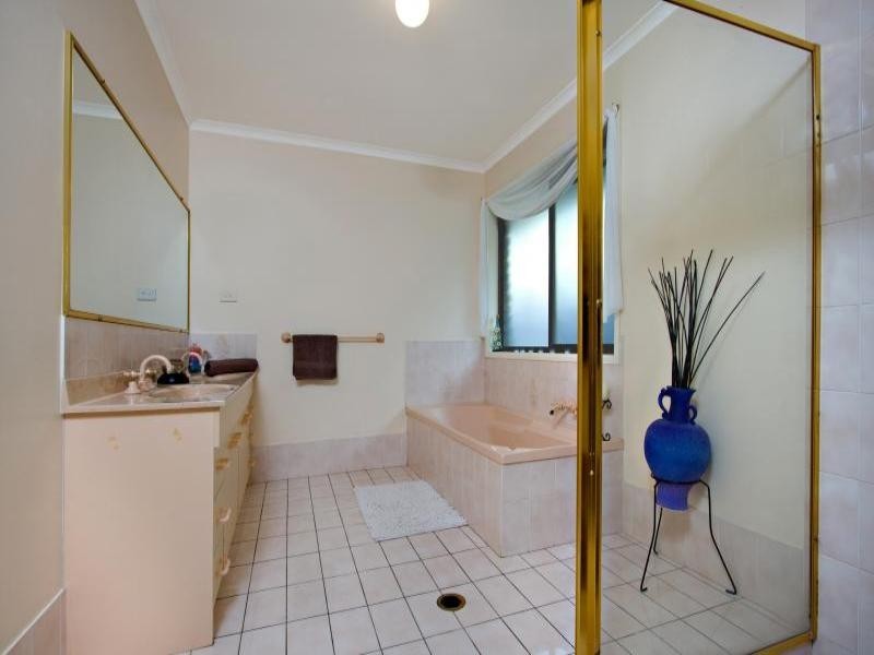 8 Laggan Court, Merrimac QLD 4226