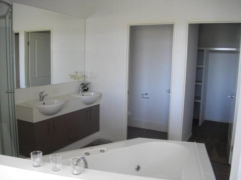 3/2 Blue Ridge Crescent, Varsity Lakes QLD 4227