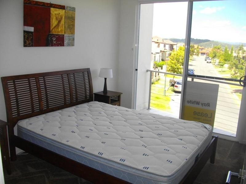 3/2 Blue Ridge Crescent, Varsity Lakes QLD 4227