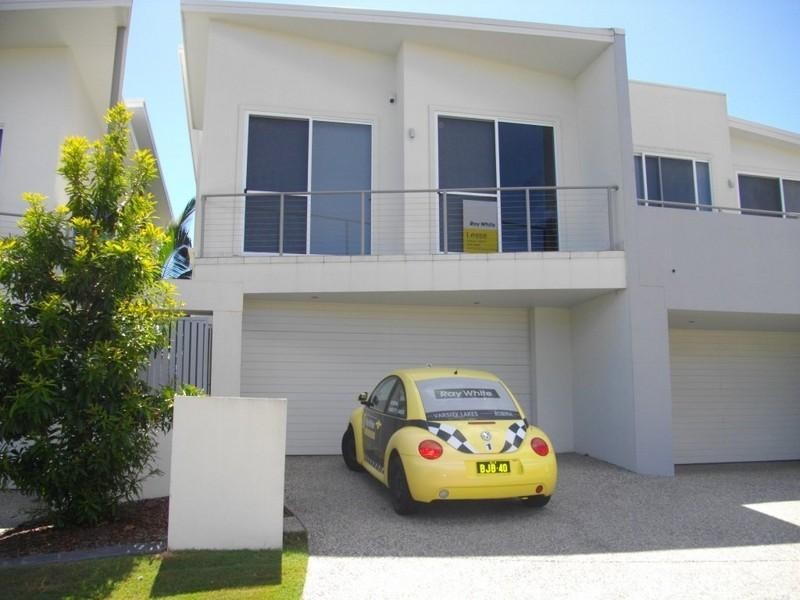 3/2 Blue Ridge Crescent, Varsity Lakes QLD 4227