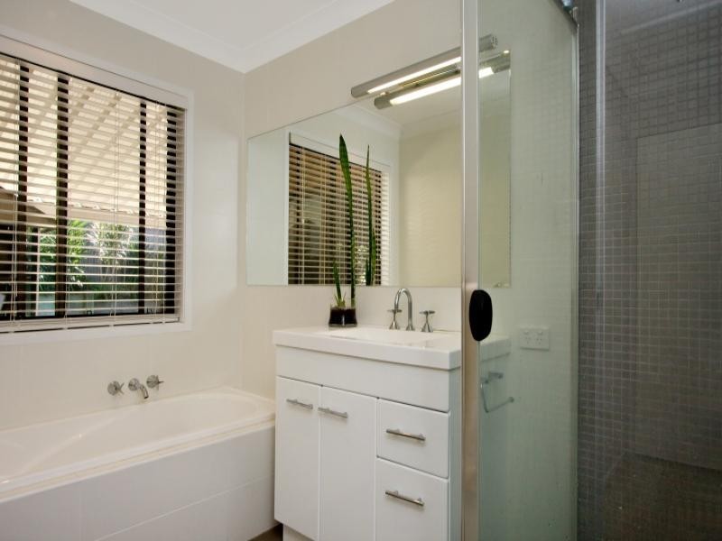 2 Treasure Court, Carrara QLD 4211