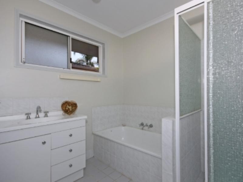 18 Cumberland Drive, Varsity Lakes QLD 4227