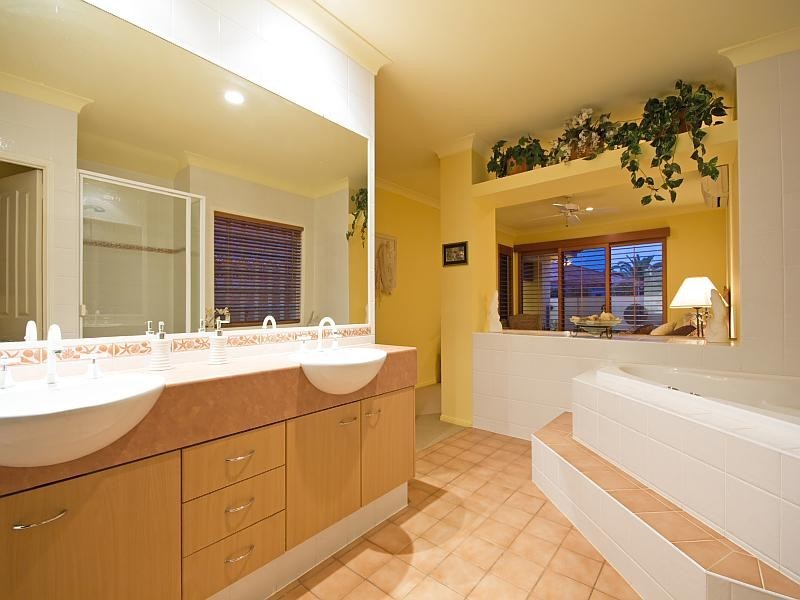 33 Martingale Circuit, Clear Island Waters QLD 4226