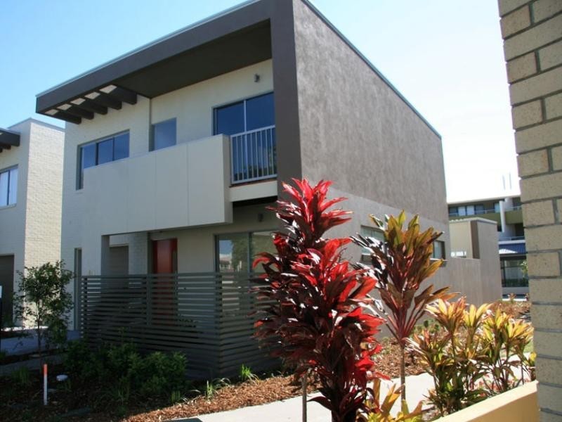 40 Watts Drive, Varsity Lakes QLD 4227