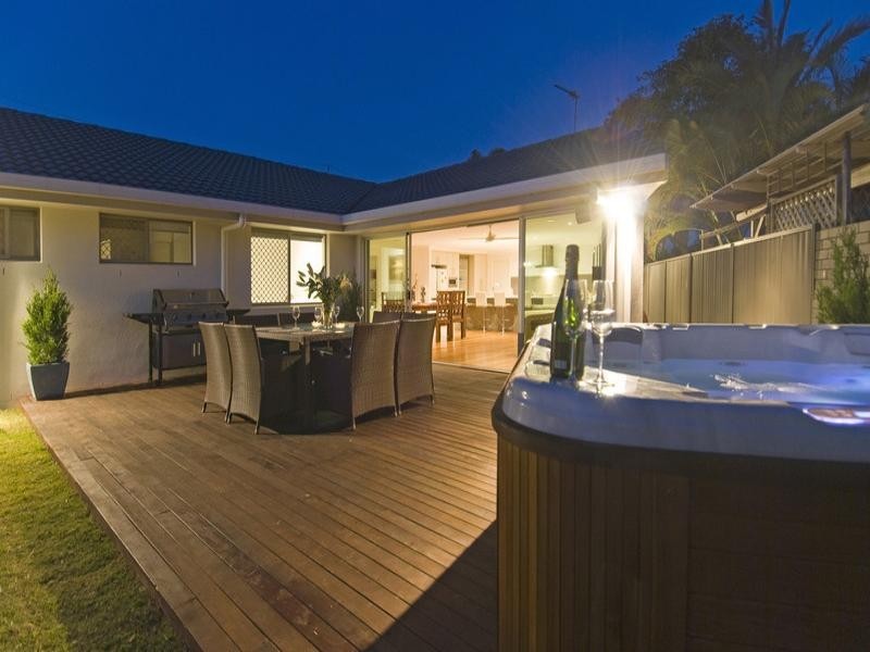 28 Mountain View Avenue, Burleigh Waters QLD 4220