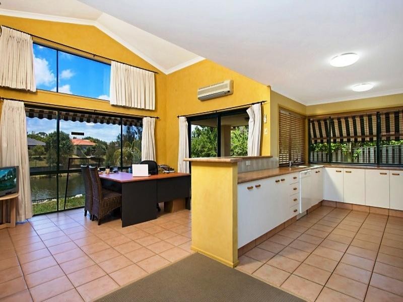 32 Lakes Circuit, Burleigh Waters QLD 4220