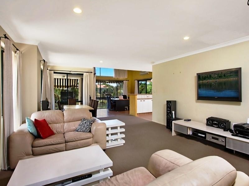 32 Lakes Circuit, Burleigh Waters QLD 4220