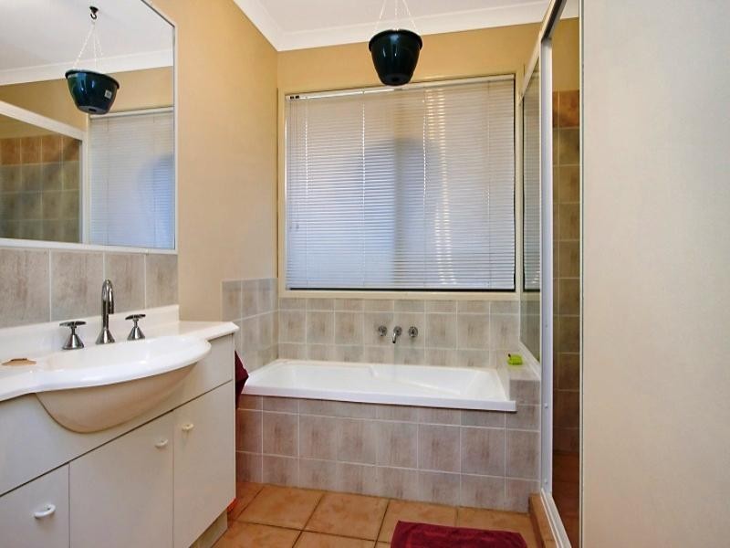 32 Lakes Circuit, Burleigh Waters QLD 4220