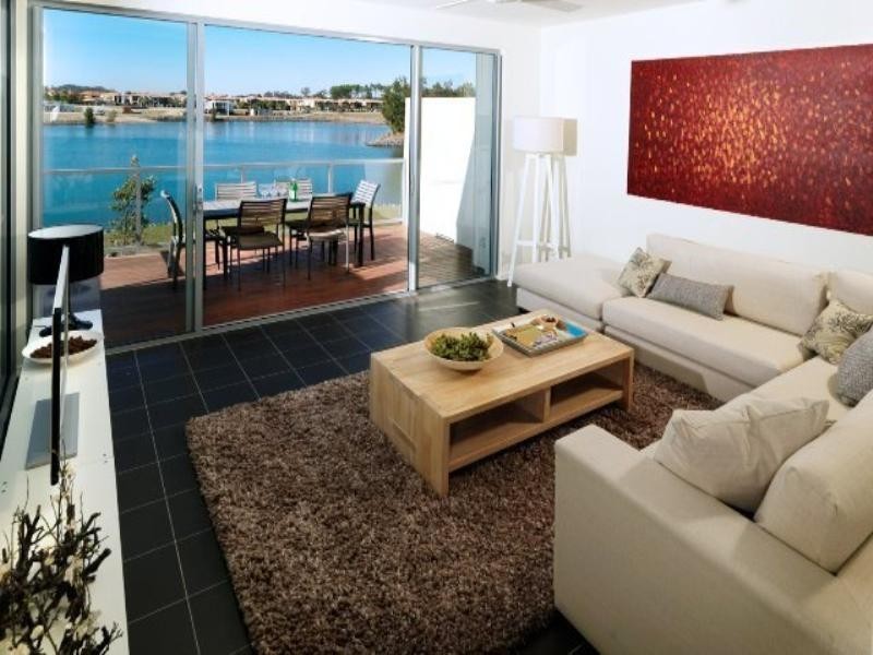 5 Lakefront Crescent, Varsity Lakes QLD 4227