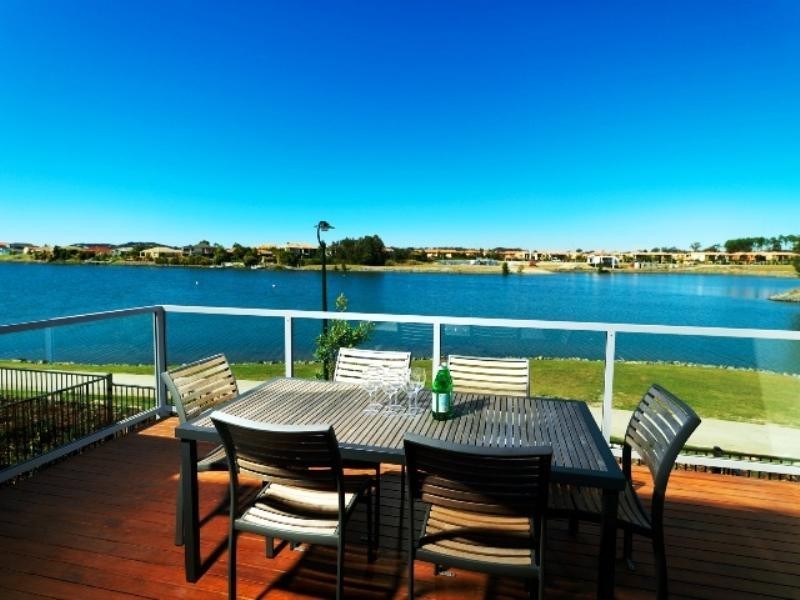 5 Lakefront Crescent, Varsity Lakes QLD 4227