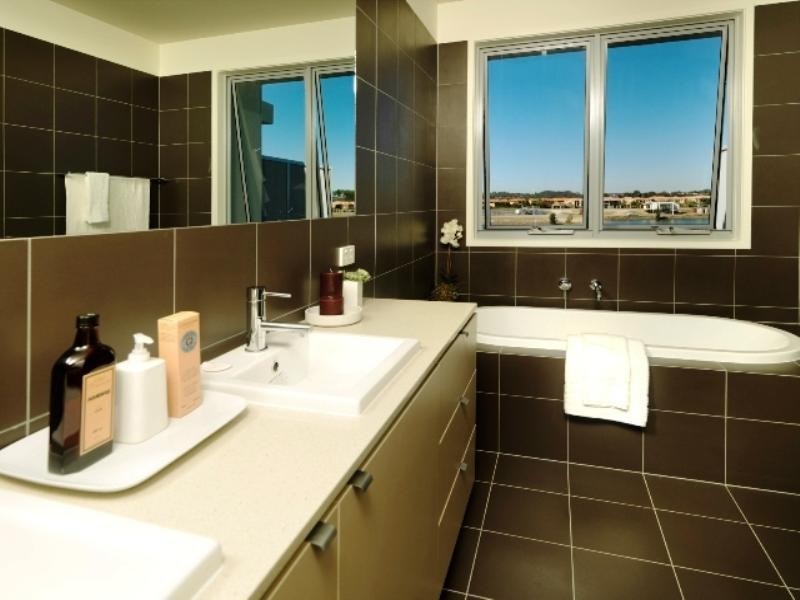 5 Lakefront Crescent, Varsity Lakes QLD 4227