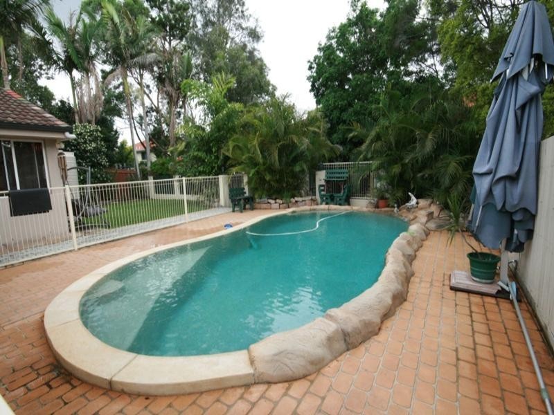 8 Levestam Court, Carrara QLD 4211