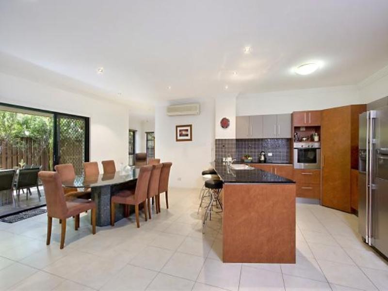 15 Lantau Crescent, Varsity Lakes QLD 4227