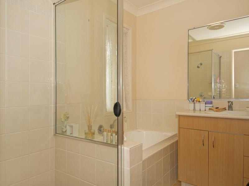 8 Daryl Drive, Varsity Lakes QLD 4227