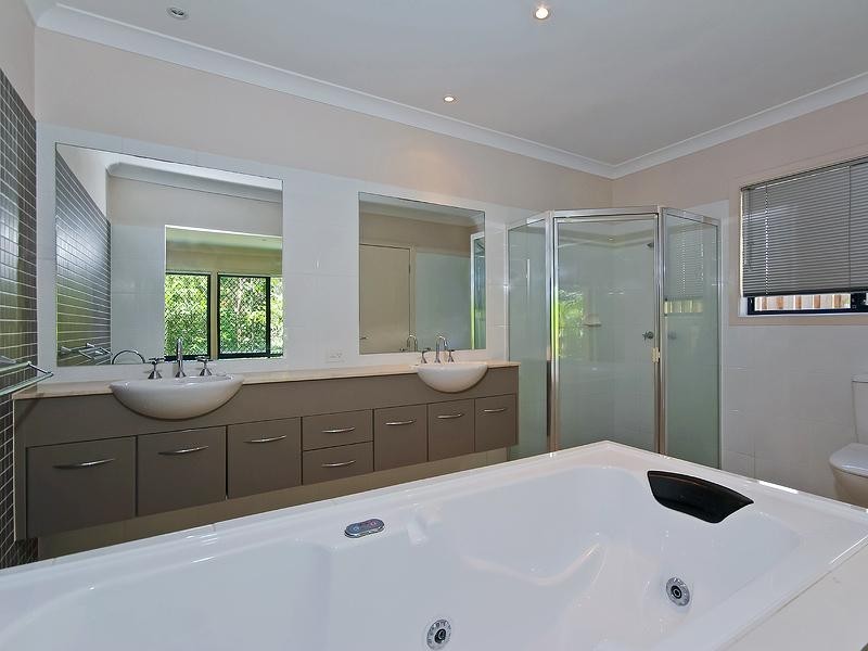 16 Northpoint Close, Robina QLD 4226