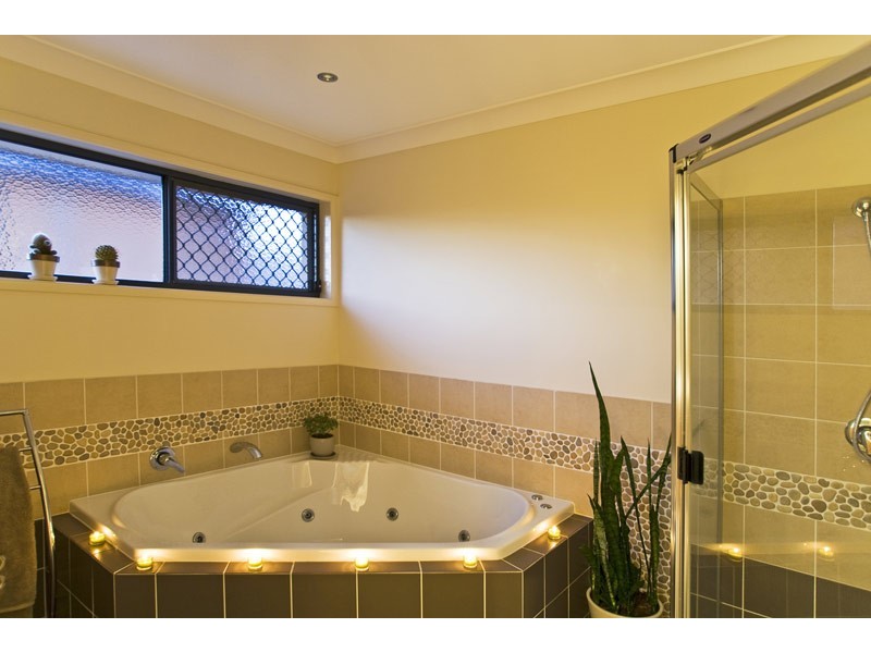 4 Majorca Crescent, Varsity Lakes QLD 4227