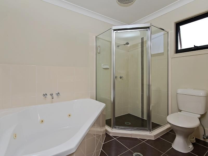 122 Varsity Parade, Varsity Lakes QLD 4227