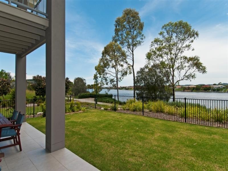 31 Lakefront Crescent, Varsity Lakes QLD 4227