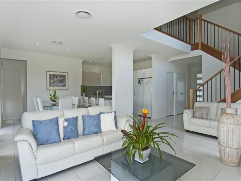 31 Lakefront Crescent, Varsity Lakes QLD 4227