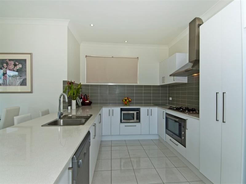 31 Lakefront Crescent, Varsity Lakes QLD 4227