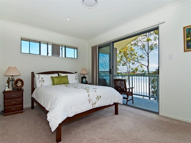 31 Lakefront Crescent, Varsity Lakes QLD 4227