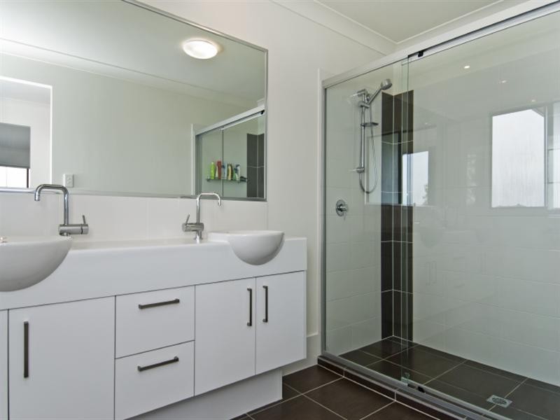 31 Lakefront Crescent, Varsity Lakes QLD 4227