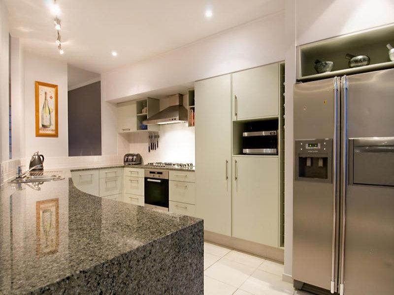 18 Moores Crescent, Varsity Lakes QLD 4227