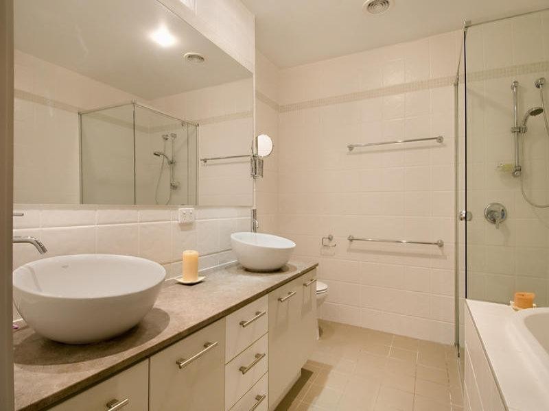 18 Moores Crescent, Varsity Lakes QLD 4227