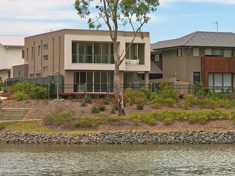 8 CAPE MARTIN Lane, Varsity Lakes QLD 4227