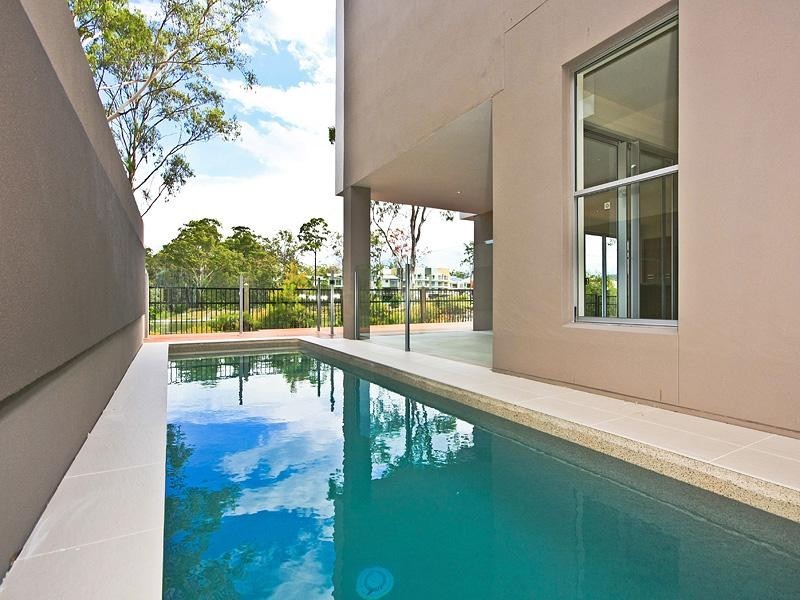 8 CAPE MARTIN Lane, Varsity Lakes QLD 4227