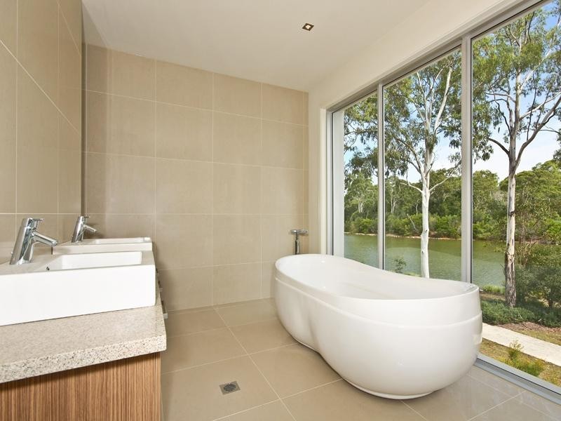 8 CAPE MARTIN Lane, Varsity Lakes QLD 4227