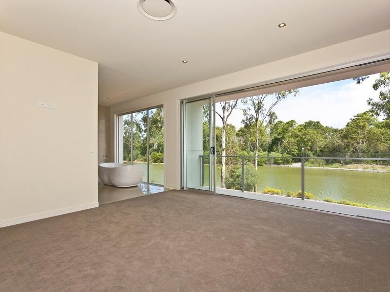 8 CAPE MARTIN Lane, Varsity Lakes QLD 4227