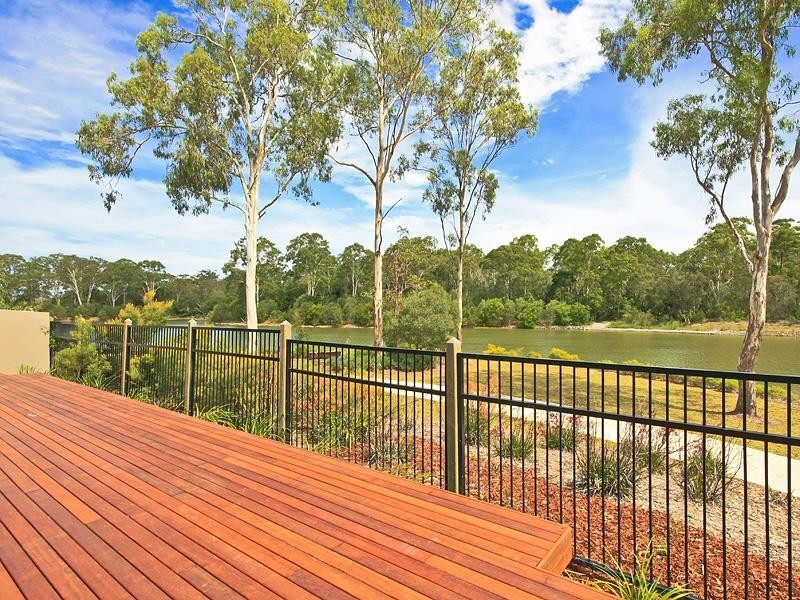 8 CAPE MARTIN Lane, Varsity Lakes QLD 4227