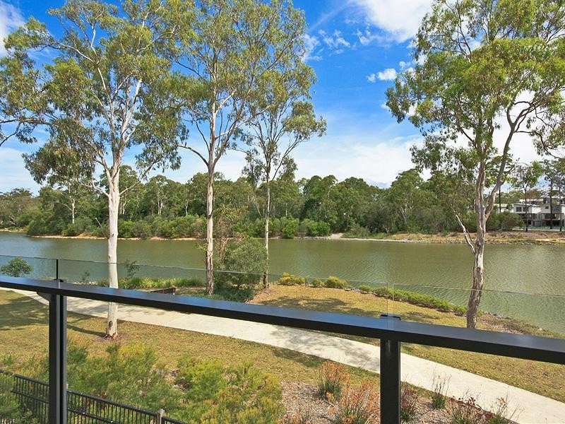 8 CAPE MARTIN Lane, Varsity Lakes QLD 4227