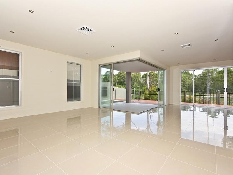 8 CAPE MARTIN Lane, Varsity Lakes QLD 4227